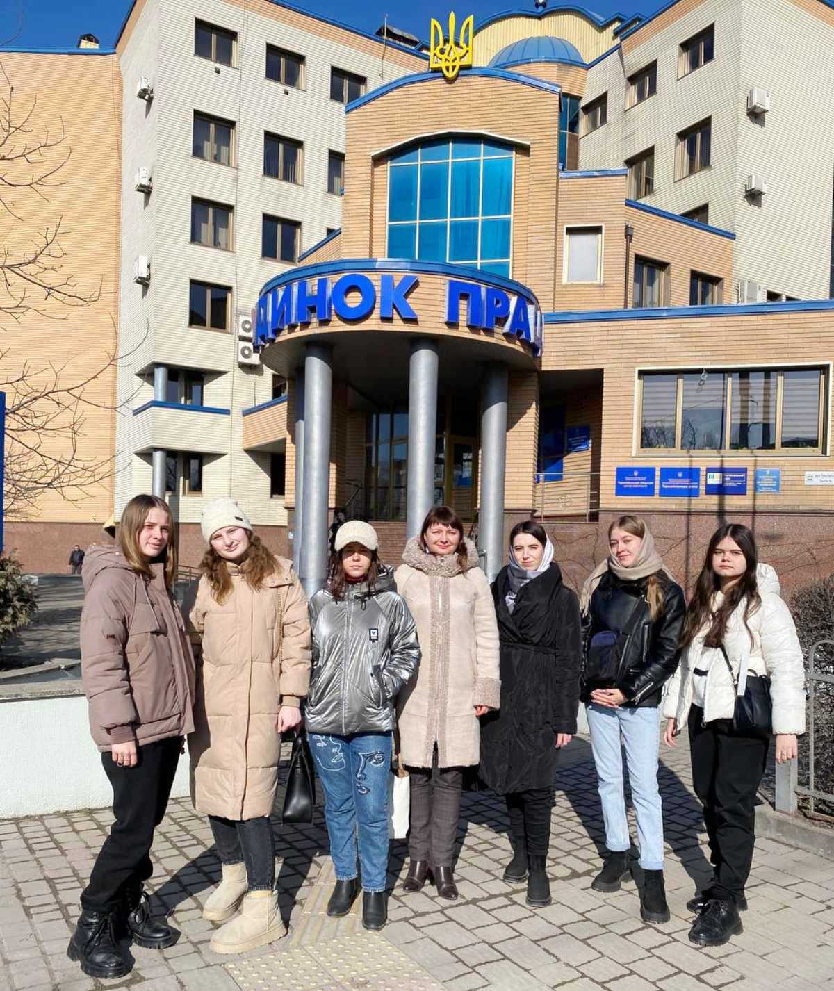 Фото на згадку біля Тернопільського обласного центру зайнятості